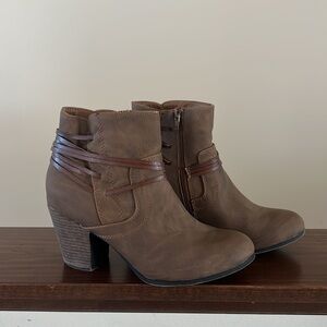 TIME AND TRU Women’s Closed Toe Ankle Fashion, COGNAC PARIS.